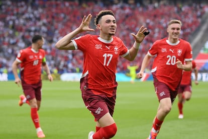 Ruben Vargas de Suiza, celebra el primer gol ante Italia.