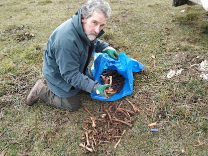Díaz muestra restos óseos de perros encontrados en una sima.