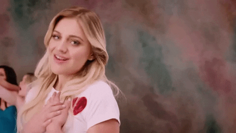 artista cantando una canción antes de su nueva entrevista para Off the Record de TikTok.- Blog Hola Telcel