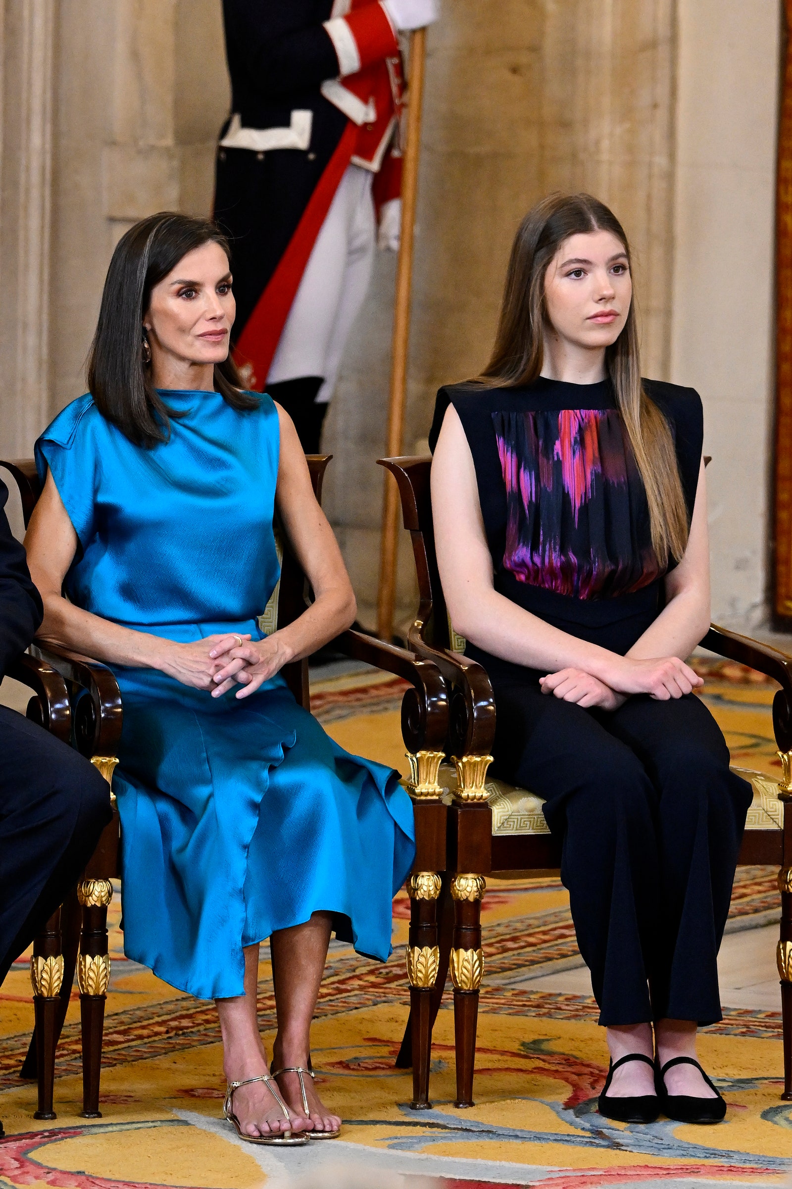 la reina letizia con sandalias capri doradas