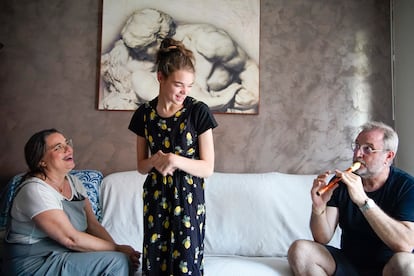 Susana Espinosa, a la izquierda, mira a su hija, de pie, mientras su marido toca la flauta, este martes en su piso en la localidad madrileña de Rivas Vaciamadrid. 