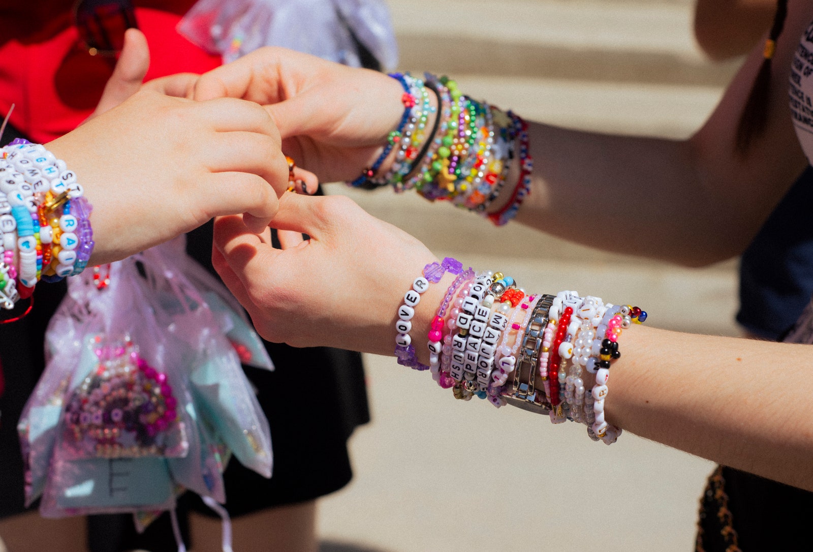 pulseras collares y pendientes de cuentas