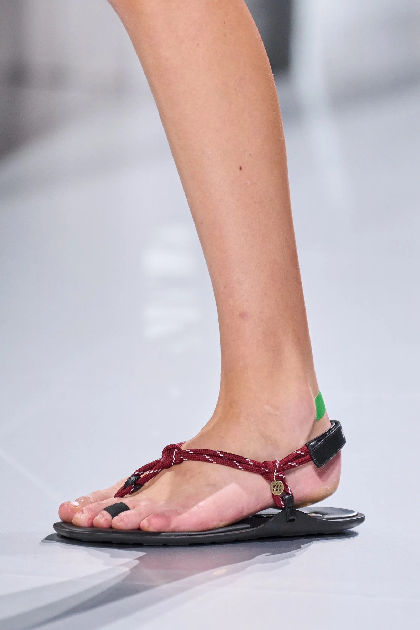 estilismo con unas sandalias de velcro y nylon