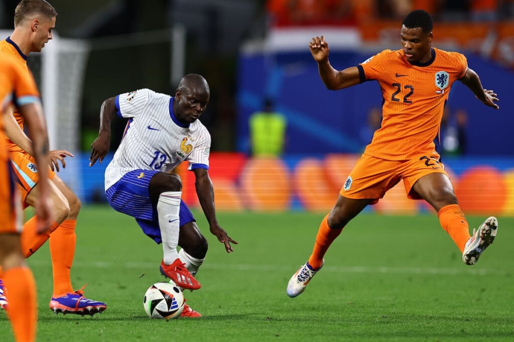 Kanté engaña a Dumfries durante el partido de este viernes en Leipzig.
