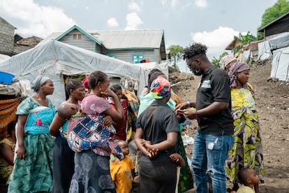 Joseph Tsongo, a la derecha, explicaba a desplazados en el campo Lushagala, en Goma, la plataforma Jambo-Lab, el 11 de abril. 