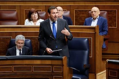 El ministro de Transportes, Oscar Puente, interviene en la sesión de control que se celebra este miércoles en el Congreso de los Diputados en Madrid.