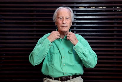 Richard Ford se coloca la camisa.