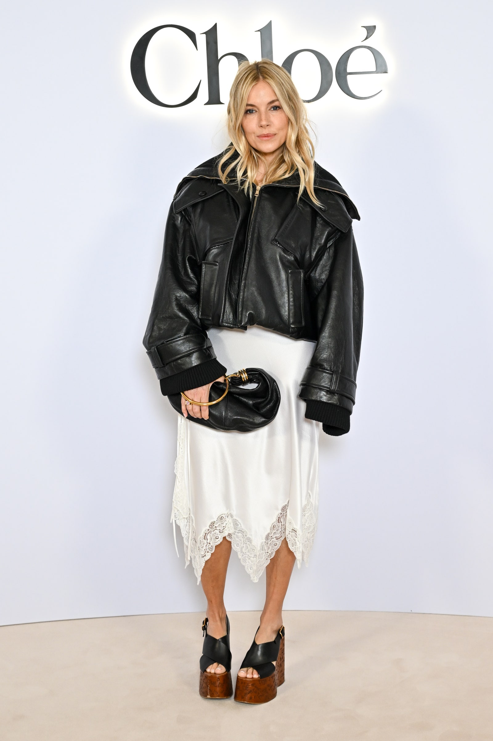 sienna miller sandalias cuña boho