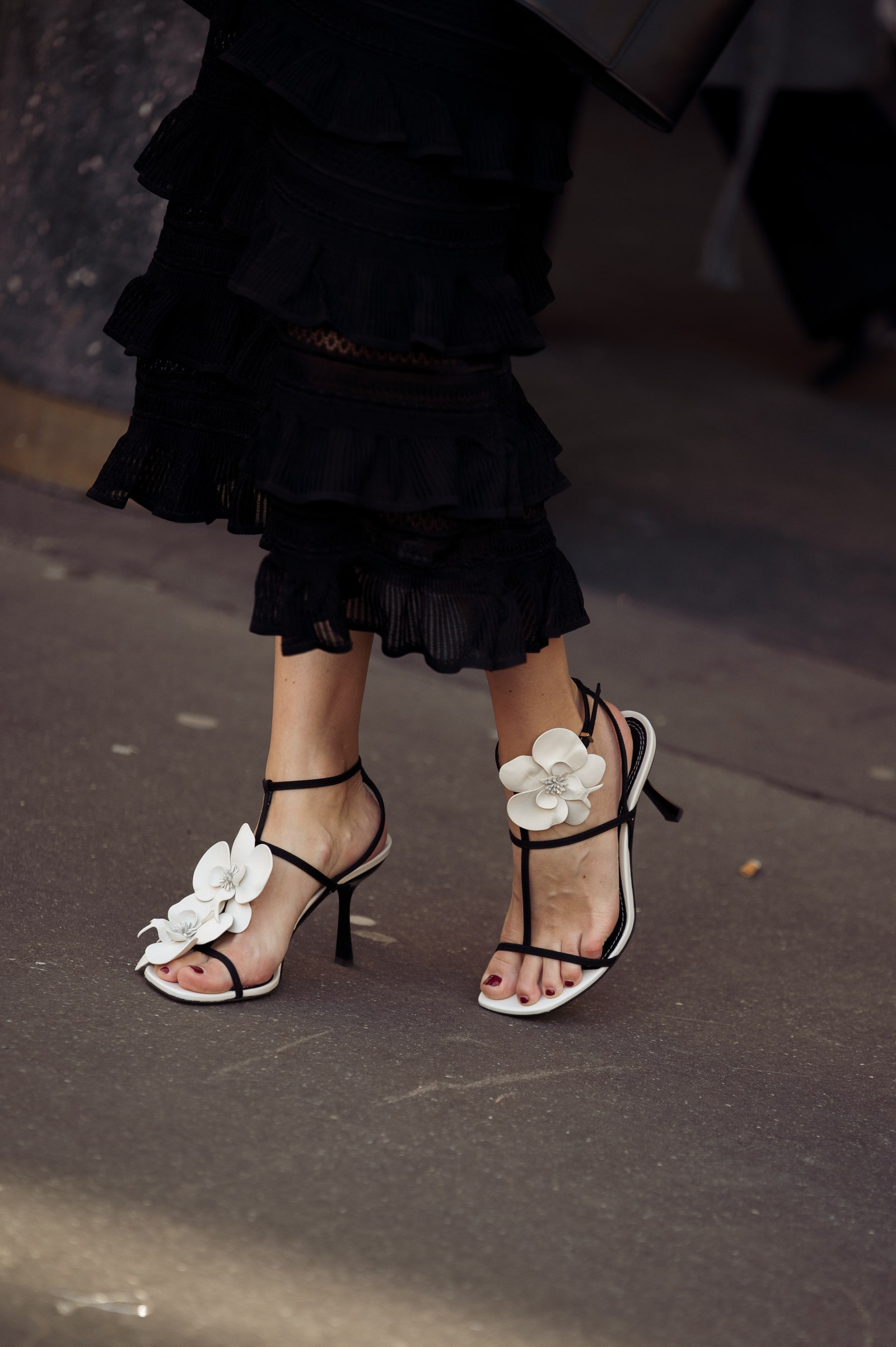sandalias con flores tridimensionales una tendencia de verano 2024