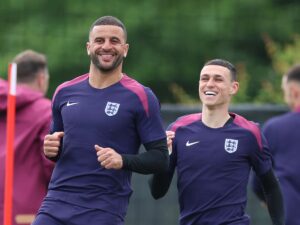 Kyle Walker y Phil Foden en un entrenamiento de Inglaterra.