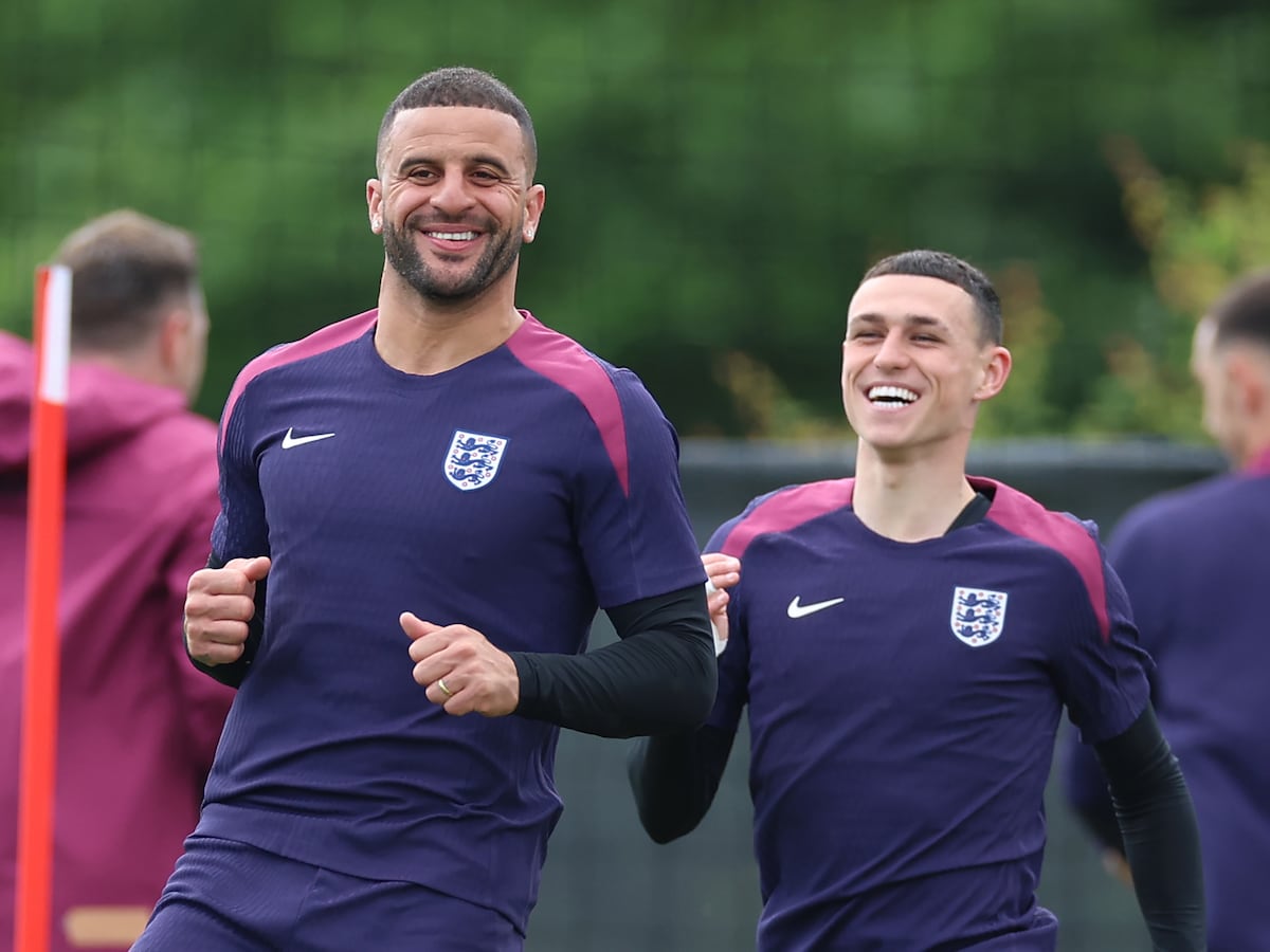 Kyle Walker y Phil Foden en un entrenamiento de Inglaterra.