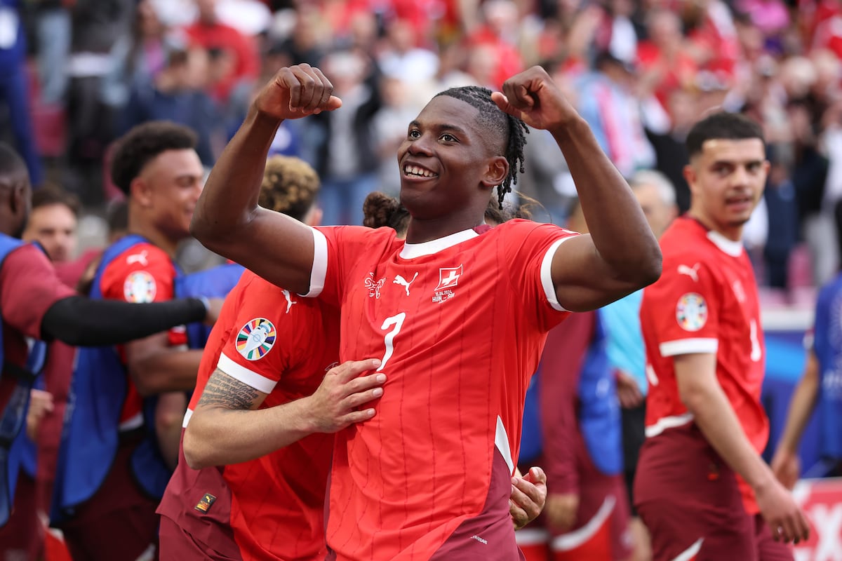 Embolo celebra después de anotar frente a Hungría.