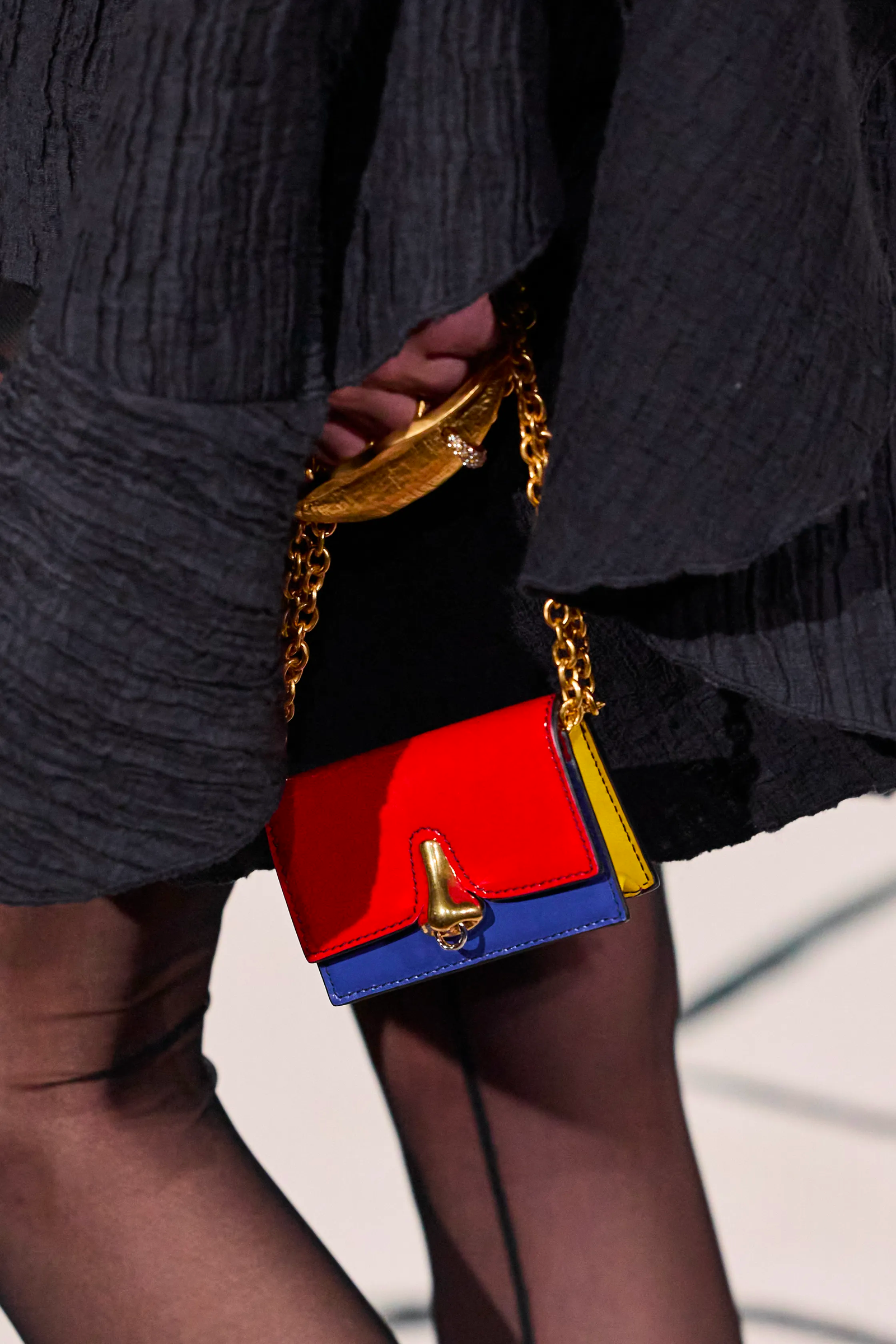 Bolsos a todo color una tendencia de primavera verano 2024 vista en Schiaparelli