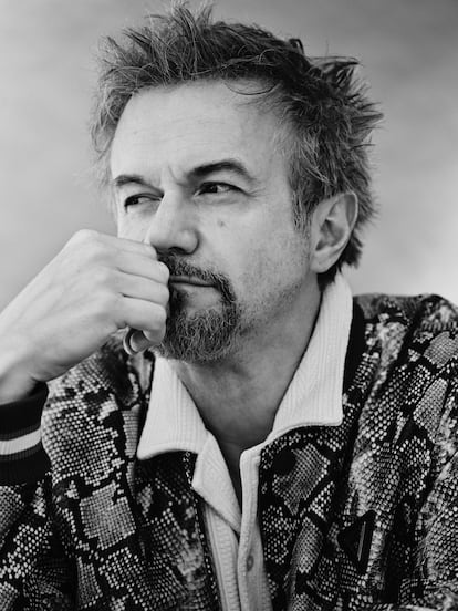 Tristán Ulloa viste Guess.