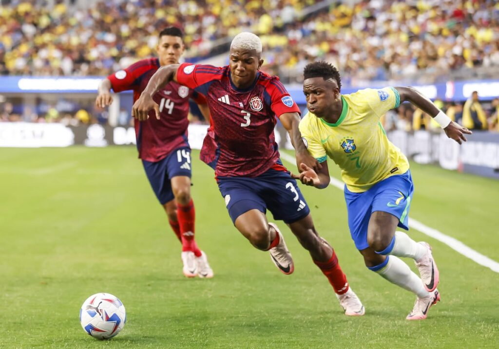 Vinicius Jr y Jeyland Mitchell disputan un balón en la banda, el 24 de junio en Inglewood (EE UU).