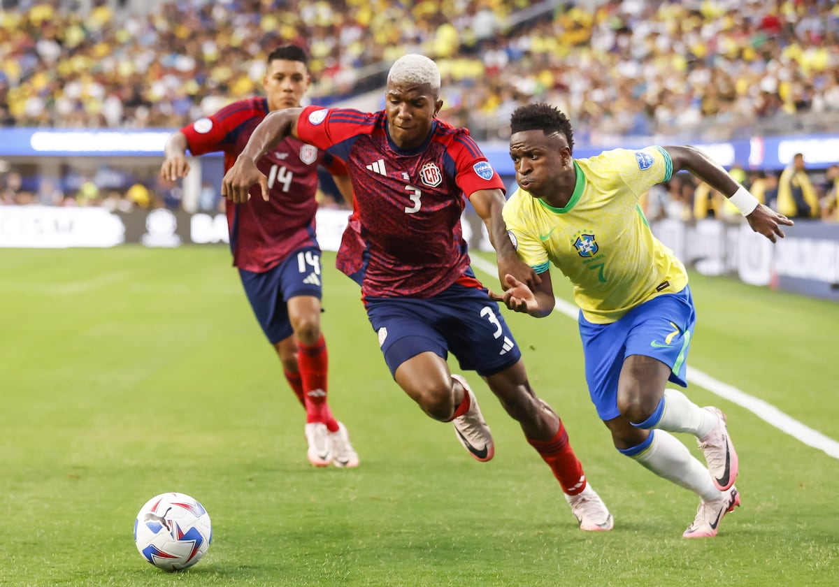 Vinicius Jr y Jeyland Mitchell disputan un balón en la banda, el 24 de junio en Inglewood (EE UU).