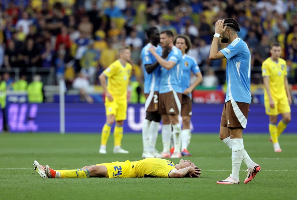 Oleksandr Svatok se lamenta ante la eliminación de Ucrania, después de empatar sin goles contra Bélgica.