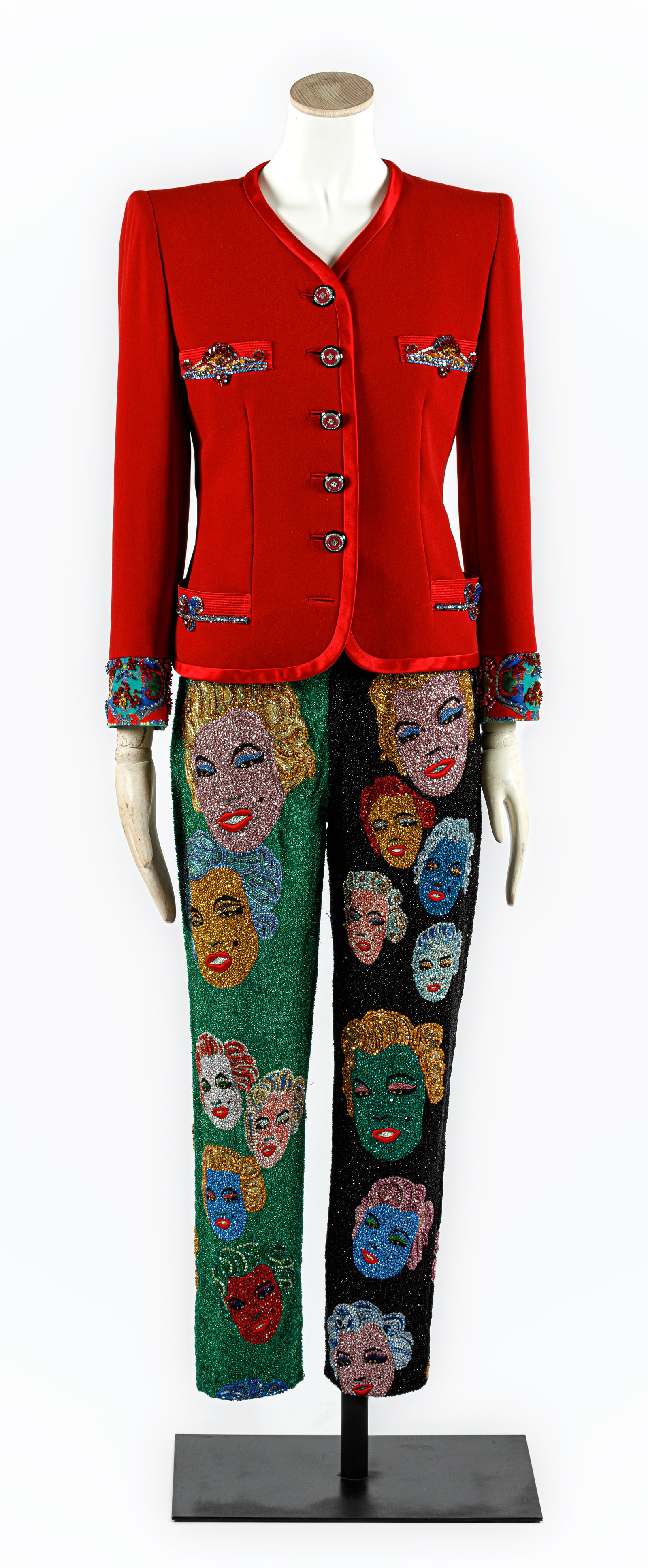 Traje con chaqueta camiseta y falda roja y pantalón de lentejuelas formando imgenes de Marilyn Monroe.