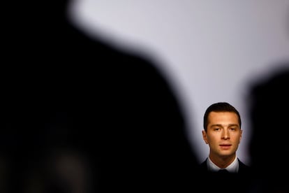 Jordan Bardella, candidato del partido Reagrupamiento Nacional, comparece este domingo tras conocer los sondeos que dan la victoria a su partido.