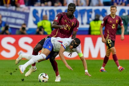 Mbappe cae ante la entrada del belga Onana.