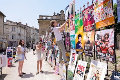 Instalación de carteles de obras de teatro presentes en esta edición del festival de Aviñón.