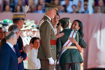 La reina Letizia abraza a su hija la princesa de Asturias, en presencia del rey Felipe VI y de la infanta Sofía, este miércoles en Zaragoza. 
