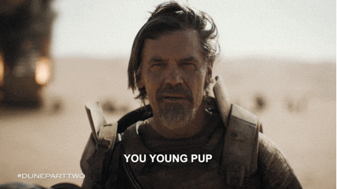 Dos hombres abrazándose en la segunda parte de Dune Paul Atreides abrazando a un viejo amigo en una de las escenas de la segunda película antes de convertirse en El mesías de Dune.- Blog Hola Telcel