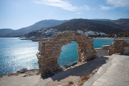  Vista de un edificio en ruinas a la orilla del mar en la hermosa isla griega de Síkinos. La luz del sol se refleja en las tranquilas aguas de la bahía.