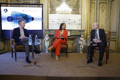 Juan Manuel Santos y Solomo Ben Ami conversan con la directora de EL PAÍS, Pepa Bueno.