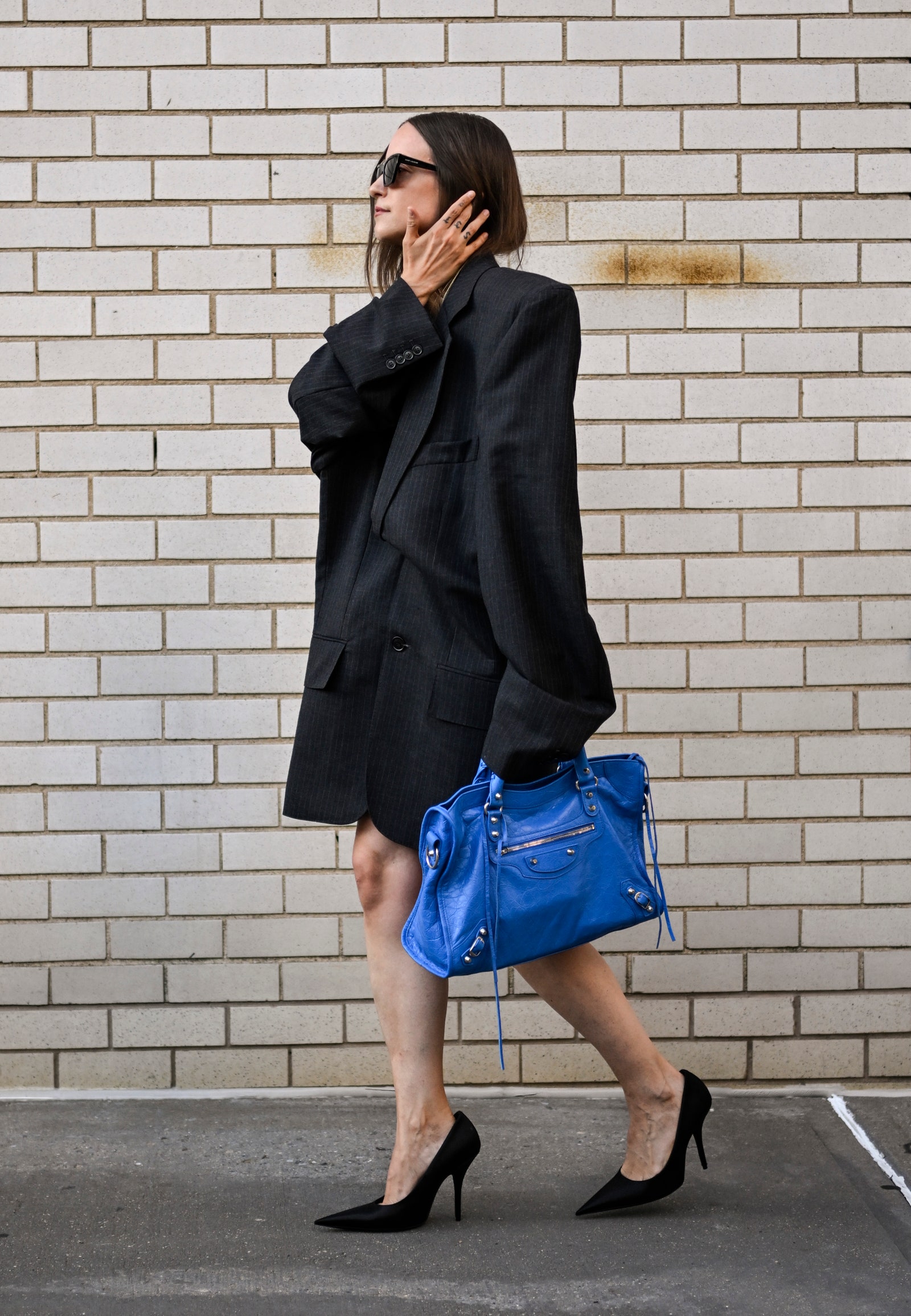 bolso motorcycle de Balenciaga visto en el street style