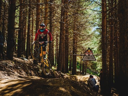 Un participante de la Red Bull Holly Bike 2019, que se celebró del 25 al 26 de mayo de 2019 en la estación de esquí la Pinilla. 