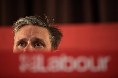 Keir Starmer fue nombrado por el Partido Laborista Secretario de Estado en la Sombra para el Brexit, siendo el interlocutor con el Gobierno británico sobre esta materia. En la imagen, comparece para explicar las líneas maestras de su partido en este asunto en abril de 2017.