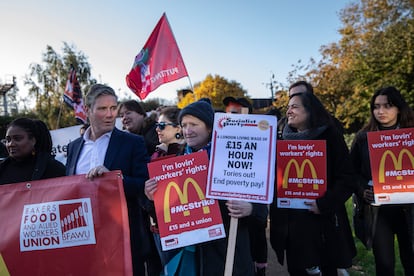 Keir Starmer, durante una manifestación de trabajadores de McDonalds que piden mejoras salariales el 12 de noviembre de 2019 en Londres.