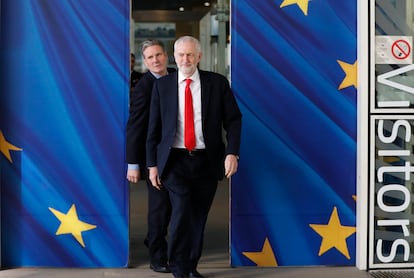 El líder del Partido Laborista Británico, Jeremy Corbyn, y Keir Starmer, secretario del Brexit en la sombra del Partido Laborista, salen de la sede de la UE en Bruselas, el jueves 21 de marzo de 2019. Los laboristas acudieron a la capital europea dentro de las negociaciones de la primera ministra británica, Theresa May, para retrasar tres meses la entrada en vigor del Brexit.