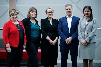 Batalla por el liderazgo en el Partido Laborista. Los diputados laboristas, (de izquierda a derecha) Emily Thornberry, Jess Phillips, Rebecca Long-Bailey, Keir Starmer y Lisa Nandy posan para los medios antes del comienzo del primer debate en Liverpool el 18 de enero de 2020.
