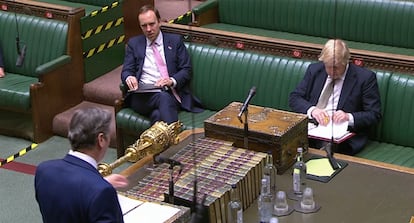El líder laborista Keir Starmer interviene en una sesión de control al Gobierno en la Cámara de los Comunes, con apenas diputados en el parlamento debido las restricciones por la pandemia.