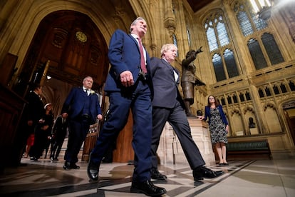 El líder de la oposición, Keir Starmer, y el primer ministro británico, Boris Johnson, pasan junto a una estatua de la ex primera ministra Margaret Thatcher, por el vestíbulo de Westminster para presenciar el discurso de apertura del año político de 2022. Ese año fue leído por el Príncipe de Gales en nombre de la reina Isabel.