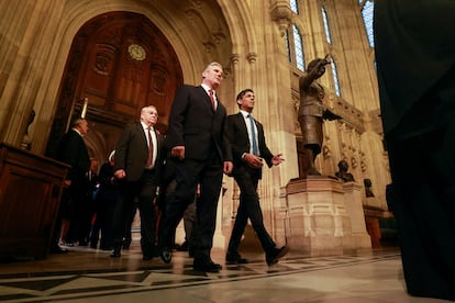 Mismo escenario, distinto primer ministro: Starmer entra en el Parlamento acompañado de Rishi Sunak en noviembre de 2023. Starmer fue líder de la oposición frente a Boris Johnson, Liz Truss y Rishi Sunak.