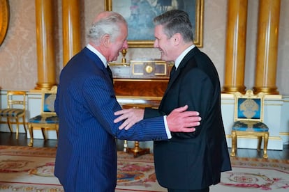 El rey Carlos III recibe en Buckingham, tras llegar al trono, al líder de la oposición, el laborista Keir Starmer, el sábado 10 de septiembre de 2022.