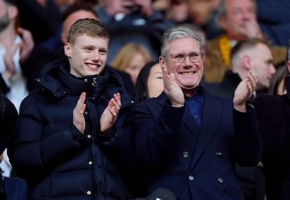 Keir Starmer asiste a un partido de la Premier League en el Molineux Stadium, Wolverhampton, el 20 de abril de 2024.