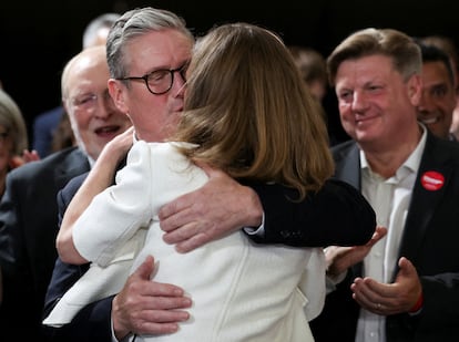 Keir Starmer besa a su esposa Victoria tras comparecer ante los medios para valorar la arrolladora victoria de su partido en las elecciones del 4 de julio de 2024.