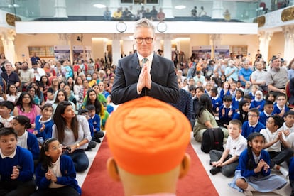 El líder del Partido Laborista, Sir Keir Starmer, durante una visita al templo hindú Shree Swaminarayan Mandir en Kingsbury, Londres, durante la campaña electoral, el viernes 28 de junio de 2024.
