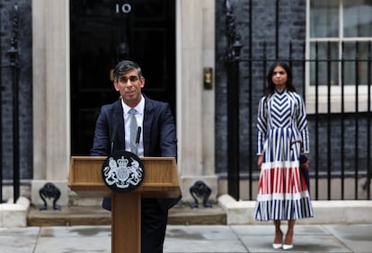 Rishi Sunak, acompañado de su esposa, Akshata Murty, este viernes durante la rueda de prensa que ha ofrecido en el exterior del número 10 de Downing Street. 