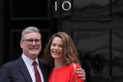El primer ministro del Partido Laborista británico, Keir Starmer, y su esposa Victoria posan para los medios en la puerta del número 10 de Downing Street.