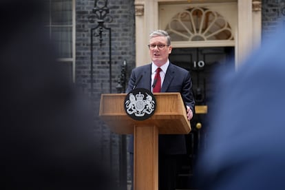 El nuevo primer ministro británico Keir Starmer en Downing Street este viernes 5 de julio tras haber sido elegido en las elecciones generales.