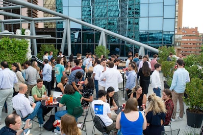 Las condiciones de trabajo en Celonis son las típicas de la filosofía 'startup'. Los celonautas tienen a mano los juguetes esperables —videojuegos, futbolín, ping pong, juegos de mesa o hamacas— y las comidas gratis —fruta, café, dulces, refrescos, cerveza y tinto de verano—. También les convidan a un desayuno semanal y dos almuerzos mensuales. A eso se suma un pase para gimnasio, 200 euros en comidas al mes, seguro médico privado, psicólogo y abogado. Este junio han celebrado “el mes del bienestar” y han disfrutado de yoga, masajes y manicura, además de una escapada a una finca a las afueras de Madrid para la fiesta del verano.