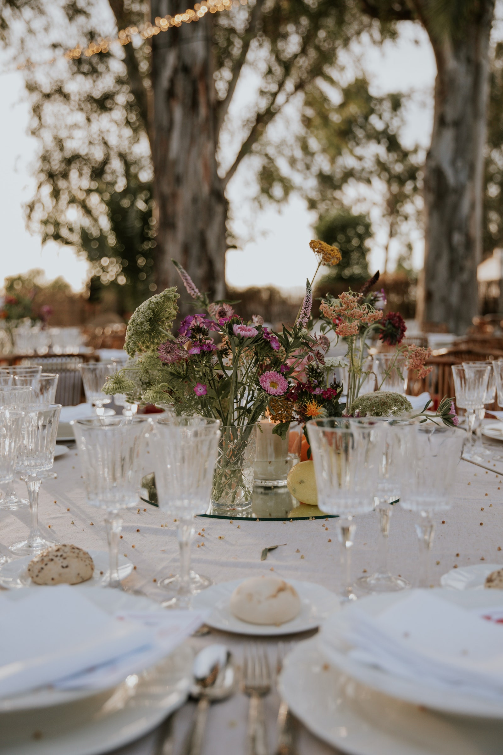 Tendencias en decoración de bodas 2024 de la papelería ilustrada a las hortalizas en la mesa