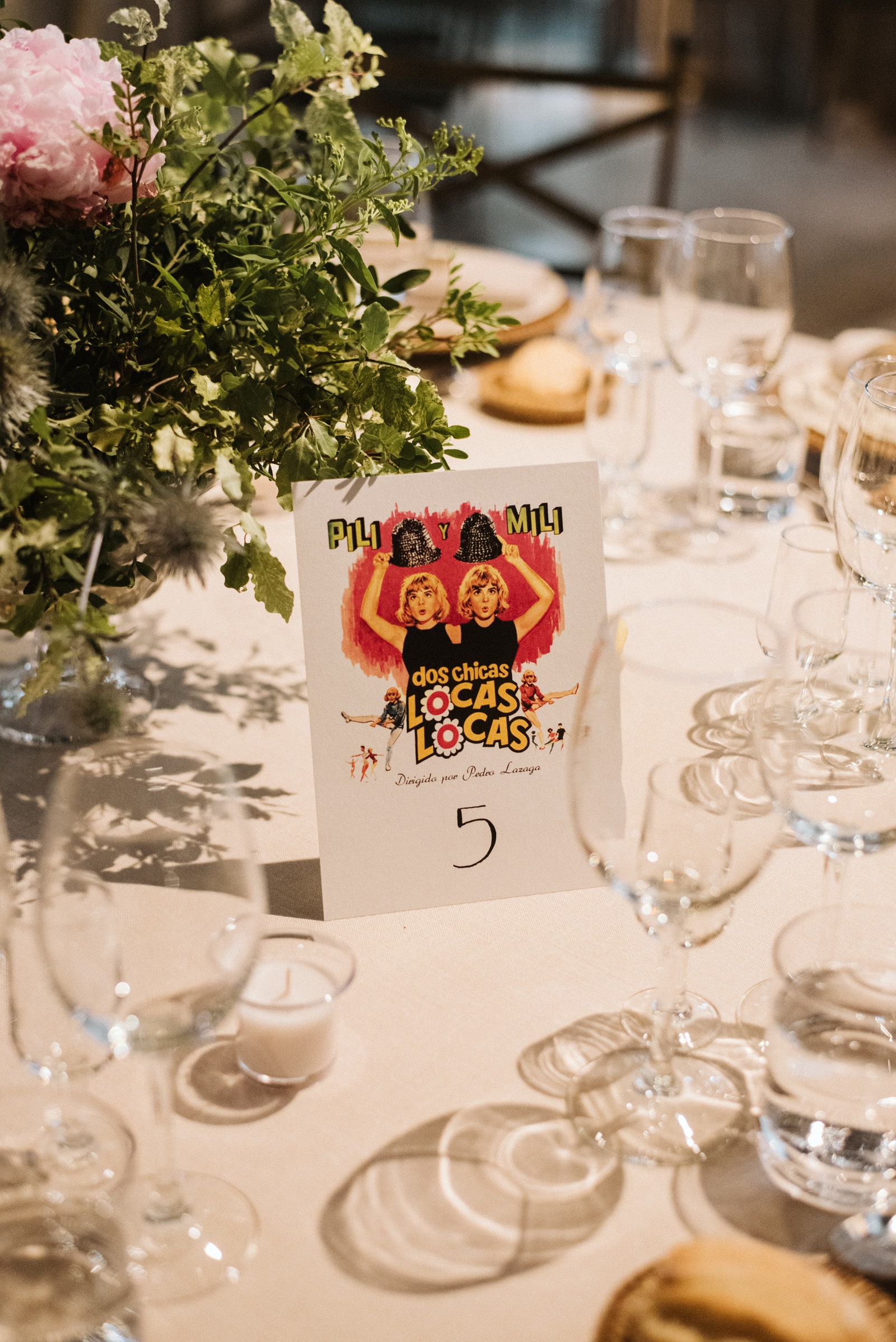 Tendencias en decoración de bodas 2024 de la papelería ilustrada a las hortalizas en la mesa