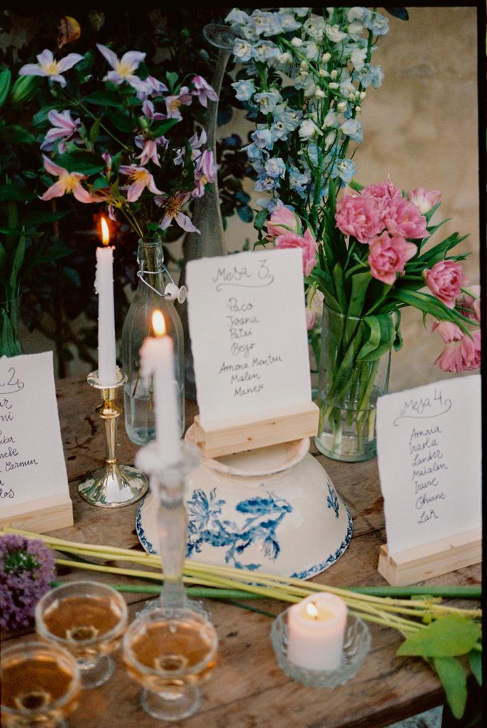 Tendencias en decoración de bodas 2024 de la papelería ilustrada a las hortalizas en la mesa