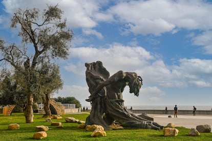 Vista de los jardines Gino Napolitano en el exterior del Fuerte de Santa Tecla, con el Monumento a la Resistencia y la gente en el paseo marítimo en San Remo, Italia. 